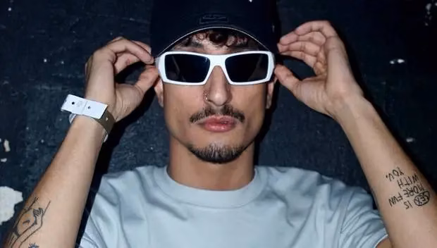 Adrián Mills - photo 1