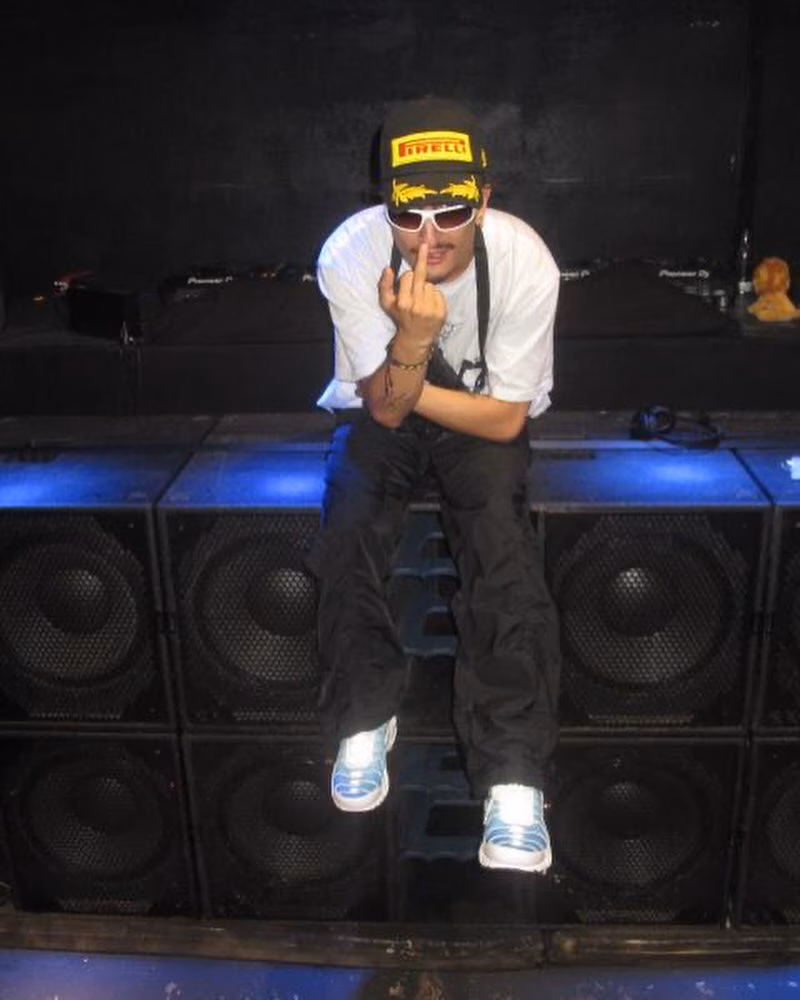 Adrián Mills - photo 4