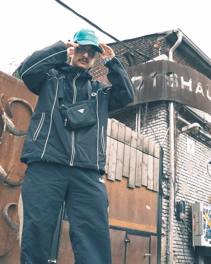 Adrián Mills - photo 13